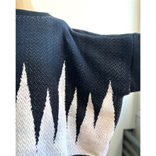 Load image into Gallery viewer, Hand-Woven Sweater Beat Black